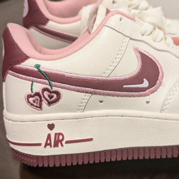 Nike AF1 Low Valentine's Day 2023 - Picture 5 of 7